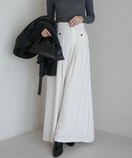パウダーサテンワイドパンツ（スラックス）｜anuans（アニュアンス）の