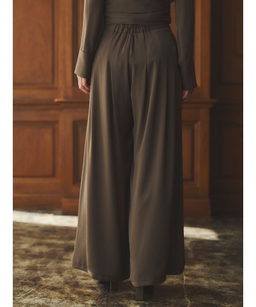 anuans（アニュアンス）の「パウダーサテンワイドパンツ（スラックス・レディース・チャコールグレー/ホワイト系その他/カーキブラウン・MEDIUM/SMALL）」の13枚目の写真