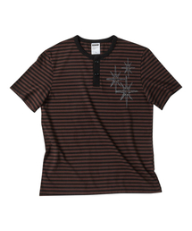 UNTITLED SEOUL（アンタイトル ソウル）の「アンタイトル ステリナイト ストライプ ヘンリーネック 半袖 ワイン ブラック（Tシャツ/カットソー）」