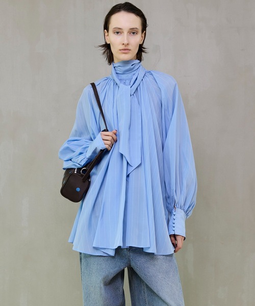 MAISON SPECIAL（メゾンスペシャル）の「【PRE-ORDER】V-neck voluminous blouse/タイ付Vネックボリュームブラウス（シャツ/ブラウス・レディース・ホワイト/ブルー/ブラック・FREE）」の3枚目の写真