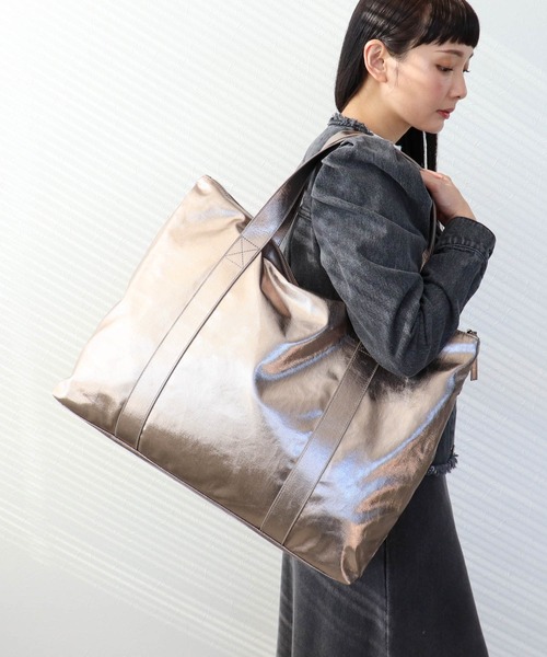 Three Four Time（ｽﾘｰﾌｫｰﾀｲﾑ）の「メタリックビッグバッグ（ショルダーバッグ・レディース・シルバー/シルバー系その他・FREE）」の2枚目の写真