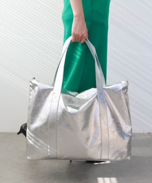 Three Four Time（ｽﾘｰﾌｫｰﾀｲﾑ）の「メタリックビッグバッグ（ショルダーバッグ・レディース・シルバー/シルバー系その他・FREE）」の4枚目の写真