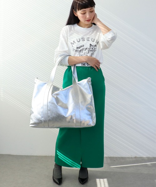 Three Four Time（ｽﾘｰﾌｫｰﾀｲﾑ）の「メタリックビッグバッグ（ショルダーバッグ・レディース・シルバー/シルバー系その他・FREE）」の5枚目の写真