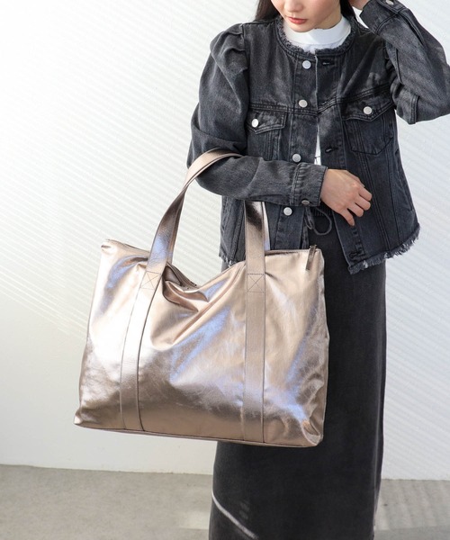 Three Four Time（ｽﾘｰﾌｫｰﾀｲﾑ）の「メタリックビッグバッグ（ショルダーバッグ・レディース・シルバー/シルバー系その他・FREE）」の8枚目の写真