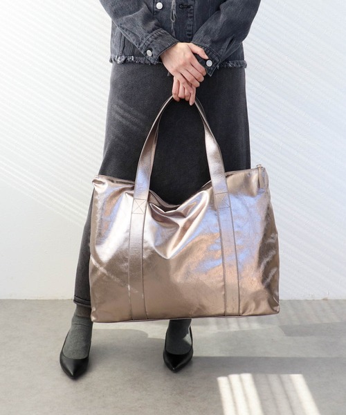 Three Four Time（ｽﾘｰﾌｫｰﾀｲﾑ）の「メタリックビッグバッグ（ショルダーバッグ・レディース・シルバー/シルバー系その他・FREE）」の9枚目の写真