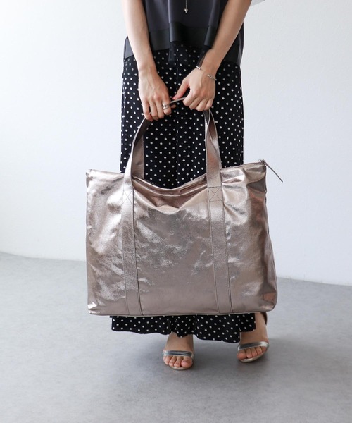 Three Four Time（ｽﾘｰﾌｫｰﾀｲﾑ）の「メタリックビッグバッグ（ショルダーバッグ・レディース・シルバー/シルバー系その他・FREE）」の11枚目の写真