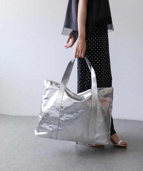 Three Four Time（ｽﾘｰﾌｫｰﾀｲﾑ）の「メタリックビッグバッグ（ショルダーバッグ・レディース・シルバー/シルバー系その他・FREE）」の6枚目の写真