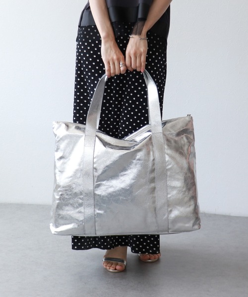 Three Four Time（ｽﾘｰﾌｫｰﾀｲﾑ）の「メタリックビッグバッグ（ショルダーバッグ・レディース・シルバー/シルバー系その他・FREE）」の7枚目の写真