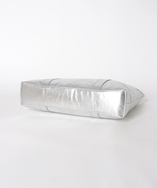 Three Four Time（ｽﾘｰﾌｫｰﾀｲﾑ）の「メタリックビッグバッグ（ショルダーバッグ・レディース・シルバー/シルバー系その他・FREE）」の17枚目の写真