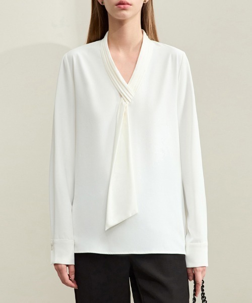 ONEP STAR（ワンピスター）の「プリーツネックブラウス（シャツ/ブラウス・レディース・ブルー/オフホワイト・MEDIUM）」の5枚目の写真