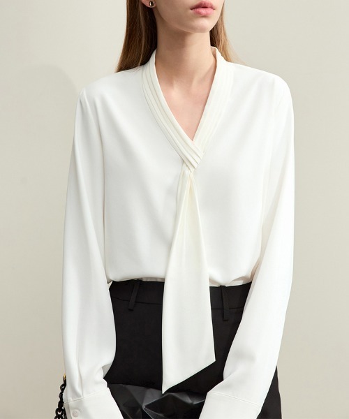 ONEP STAR（ワンピスター）の「プリーツネックブラウス（シャツ/ブラウス・レディース・ブルー/オフホワイト・MEDIUM）」の7枚目の写真