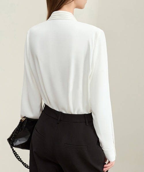 ONEP STAR（ワンピスター）の「プリーツネックブラウス（シャツ/ブラウス・レディース・ブルー/オフホワイト・MEDIUM）」の8枚目の写真