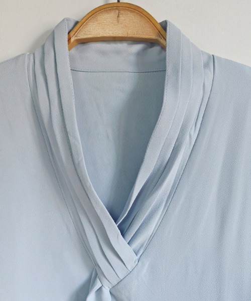 ONEP STAR（ワンピスター）の「プリーツネックブラウス（シャツ/ブラウス・レディース・ブルー/オフホワイト・MEDIUM）」の12枚目の写真