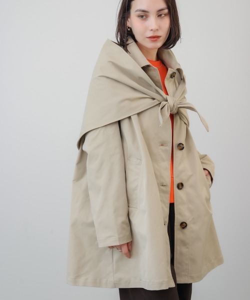 Bou Jeloud(ブージュルード)の「スカーフ付スプリングコート(ダウンジャケット/コート・レディース・ライトベージュ/ブラック・38)」の1枚目の写真