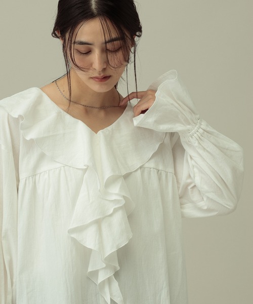 LAKOLE（ラコレ）の「ラッフルフリルブラウス / 656391（シャツ/ブラウス・レディース・ブルー/オフホワイト/ブラック/イエロー・FREE）」の14枚目の写真