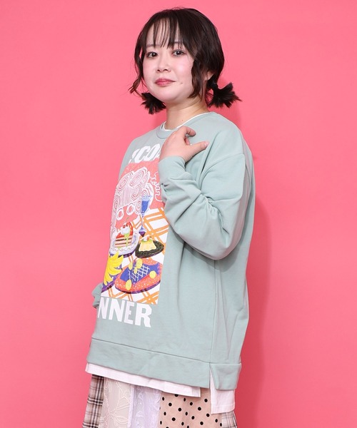 ScoLar(スカラー)の「161610:スカラーちゃんの夕食柄レイヤード風配色プルオーバー(Tシャツ/カットソー・レディース・ブラック/アイボリー/グリーン・M)」の13枚目の写真