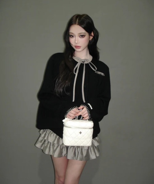 andwang(アンドワン)の「Ornament Bicolor Knit Cardigan(カーディガン/ボレロ・レディース・ブラック/グレー・FREE)」の4枚目の写真