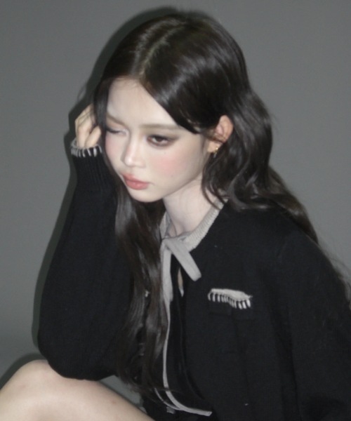 andwang(アンドワン)の「Ornament Bicolor Knit Cardigan(カーディガン/ボレロ・レディース・ブラック/グレー・FREE)」の5枚目の写真