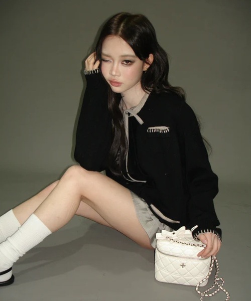 andwang(アンドワン)の「Ornament Bicolor Knit Cardigan(カーディガン/ボレロ・レディース・ブラック/グレー・FREE)」の7枚目の写真