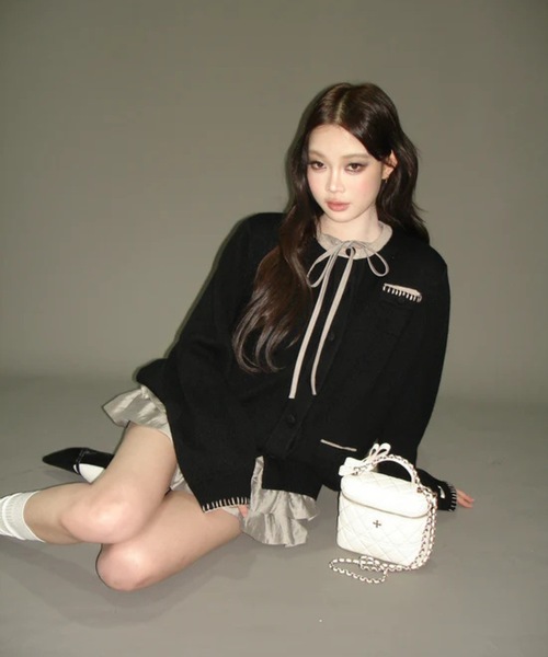 andwang(アンドワン)の「Ornament Bicolor Knit Cardigan(カーディガン/ボレロ・レディース・ブラック/グレー・FREE)」の8枚目の写真