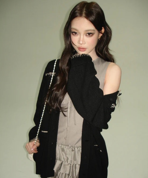 andwang(アンドワン)の「Ornament Bicolor Knit Cardigan(カーディガン/ボレロ・レディース・ブラック/グレー・FREE)」の11枚目の写真