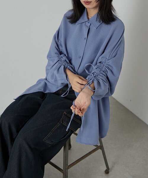 goocy（グーシー）の「【快適な着心地】シアサッカー袖ドロストシャツ（シャツ/ブラウス・レディース・ブルー/ブラック・FREE）」の2枚目の写真