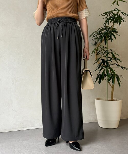 Chez toi（シェトワ）の「クレープイージーパンツ（その他パンツ・レディース・ライトグレー/アイボリー/チャコールグレー・FREE）」の2枚目の写真