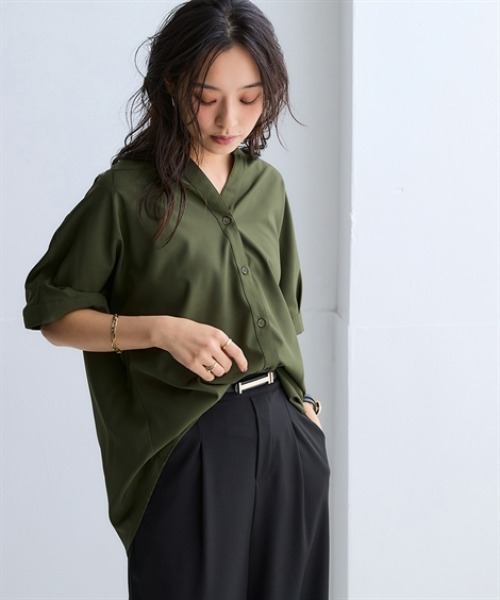 nissen(ニッセン)の「さらりとろけるスキッパーブラウス(防しわ・吸汗速乾)<大きいサイズ有>(シャツ/ブラウス・レディース・ブルー/オフホワイト/ベージュ/チャコール/ダークカーキ・S/M/L/LL/3L)」の5枚目の写真