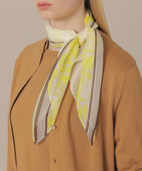 MACKINTOSH LONDON(マッキントッシュ ロンドン)の「【婦人画報4月号掲載】【BIBURY FLOWER】バイブリーフラワーパネルスクエアスカーフ(バンダナ/スカーフ・レディース・イエロー/ライトブルー・FREE)」の2枚目の写真