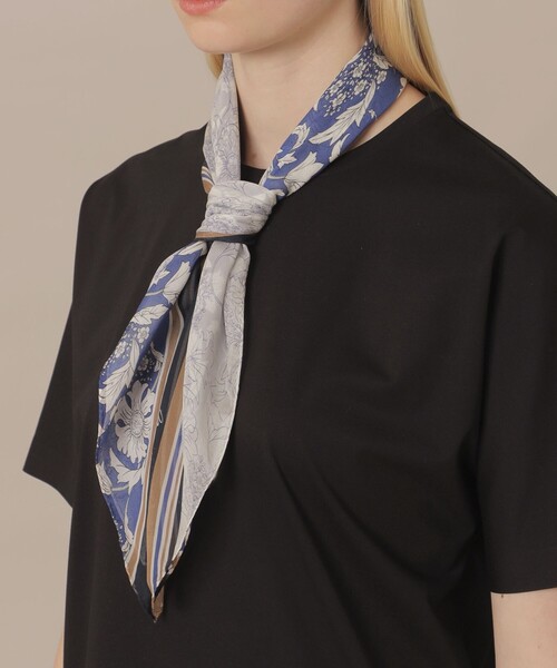 MACKINTOSH LONDON(マッキントッシュ ロンドン)の「【婦人画報4月号掲載】【BIBURY FLOWER】バイブリーフラワーパネルスクエアスカーフ(バンダナ/スカーフ・レディース・イエロー/ライトブルー・FREE)」の1枚目の写真