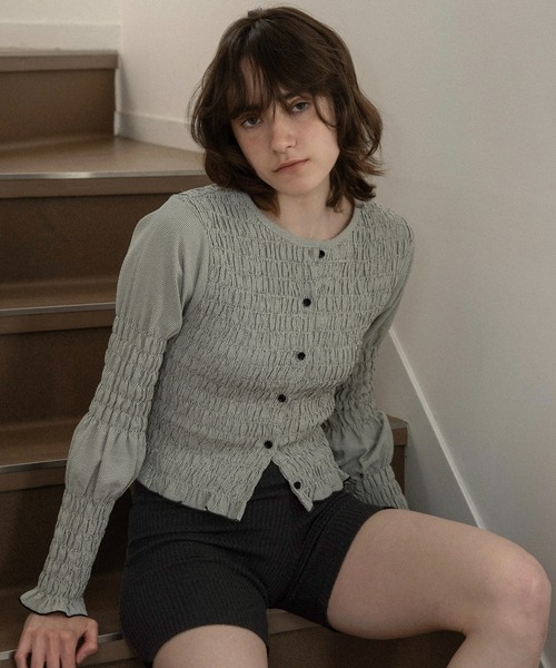 lawgy(ラウジー)の「button point random shirring blouse / ボタンポイントランダムシャーリングブラウス(シャツ/ブラウス・レディース・ブルー/ブラウン/ホワイト×ブラック・FREE)」の1枚目の写真