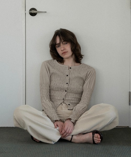 lawgy(ラウジー)の「button point random shirring blouse / ボタンポイントランダムシャーリングブラウス(シャツ/ブラウス・レディース・ブルー/ブラウン/ホワイト×ブラック・FREE)」の2枚目の写真