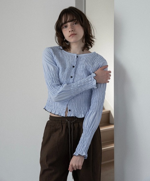 lawgy(ラウジー)の「button point random shirring blouse / ボタンポイントランダムシャーリングブラウス(シャツ/ブラウス・レディース・ブルー/ブラウン/ホワイト×ブラック・FREE)」の3枚目の写真