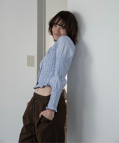 lawgy(ラウジー)の「button point random shirring blouse / ボタンポイントランダムシャーリングブラウス(シャツ/ブラウス・レディース・ブルー/ブラウン/ホワイト×ブラック・FREE)」の12枚目の写真