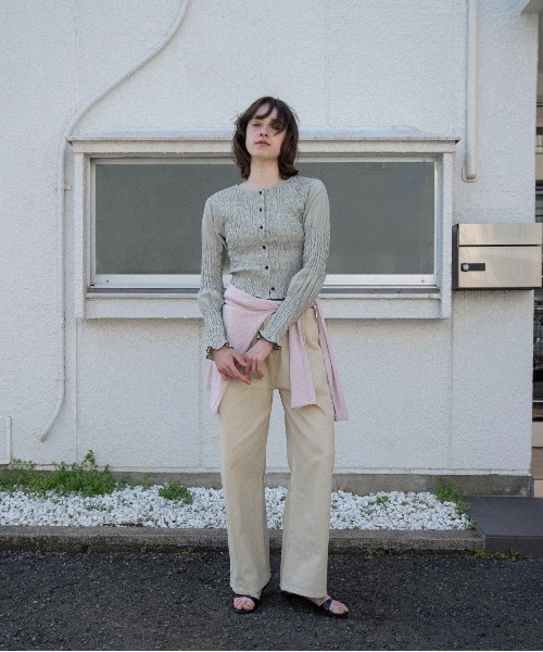 lawgy(ラウジー)の「button point random shirring blouse / ボタンポイントランダムシャーリングブラウス(シャツ/ブラウス・レディース・ブルー/ブラウン/ホワイト×ブラック・FREE)」の6枚目の写真