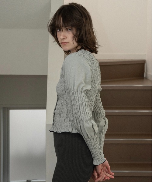 lawgy(ラウジー)の「button point random shirring blouse / ボタンポイントランダムシャーリングブラウス(シャツ/ブラウス・レディース・ブルー/ブラウン/ホワイト×ブラック・FREE)」の4枚目の写真