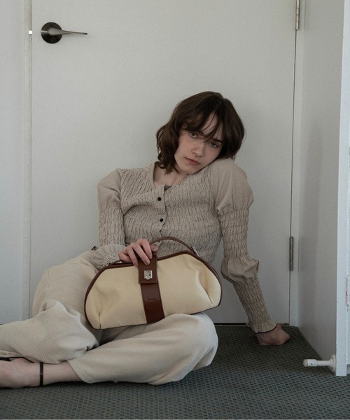 lawgy(ラウジー)の「button point random shirring blouse / ボタンポイントランダムシャーリングブラウス(シャツ/ブラウス・レディース・ブルー/ブラウン/ホワイト×ブラック・FREE)」の9枚目の写真