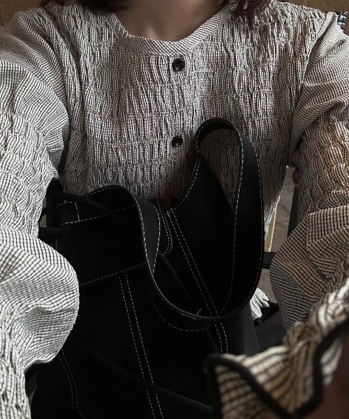 lawgy(ラウジー)の「button point random shirring blouse / ボタンポイントランダムシャーリングブラウス(シャツ/ブラウス・レディース・ブルー/ブラウン/ホワイト×ブラック・FREE)」の15枚目の写真