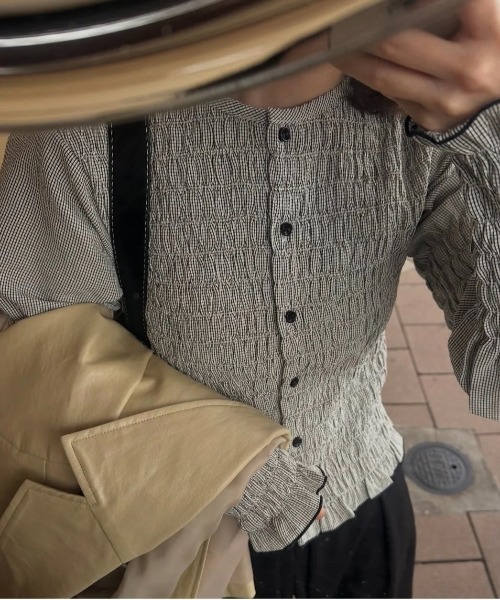 lawgy(ラウジー)の「button point random shirring blouse / ボタンポイントランダムシャーリングブラウス(シャツ/ブラウス・レディース・ブルー/ブラウン/ホワイト×ブラック・FREE)」の16枚目の写真