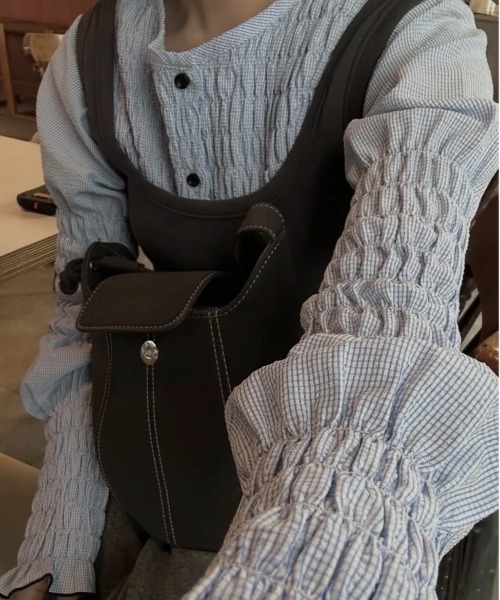 lawgy(ラウジー)の「button point random shirring blouse / ボタンポイントランダムシャーリングブラウス(シャツ/ブラウス・レディース・ブルー/ブラウン/ホワイト×ブラック・FREE)」の21枚目の写真