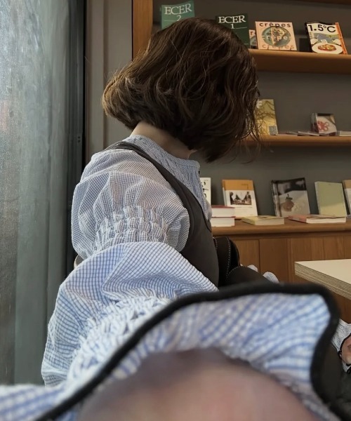 lawgy(ラウジー)の「button point random shirring blouse / ボタンポイントランダムシャーリングブラウス(シャツ/ブラウス・レディース・ブルー/ブラウン/ホワイト×ブラック・FREE)」の22枚目の写真