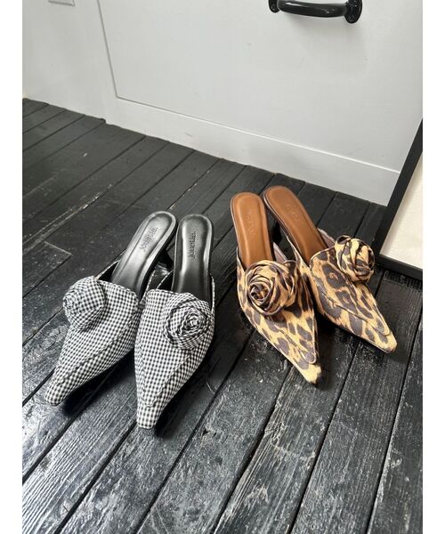 jouetie（ジュエティ）の「ローズモチーフパターンミュール（パンプス・レディース・ブラック/ブラウン・LARGE/MEDIUM）」の3枚目の写真