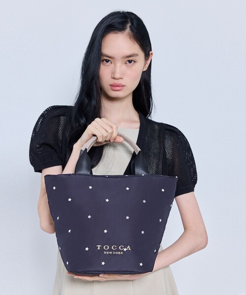 TOCCA（トッカ）の「SKIPPING ICON TOTE トートバッグ（トートバッグ・レディース・ベージュ系/ブラック系/ブラック系5・F）」の2枚目の写真
