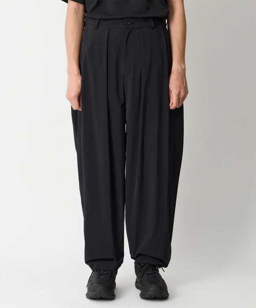 WHITE MOUNTAINEERING（ホワイトマウンテニアリング）の「【White Mountaineering/ホワイトマウンテニアリング】8 TUCK WIDE TAPERED PANTS（その他パンツ・メンズ・ブラック/チャコールグレー・2/1/0）」の2枚目の写真