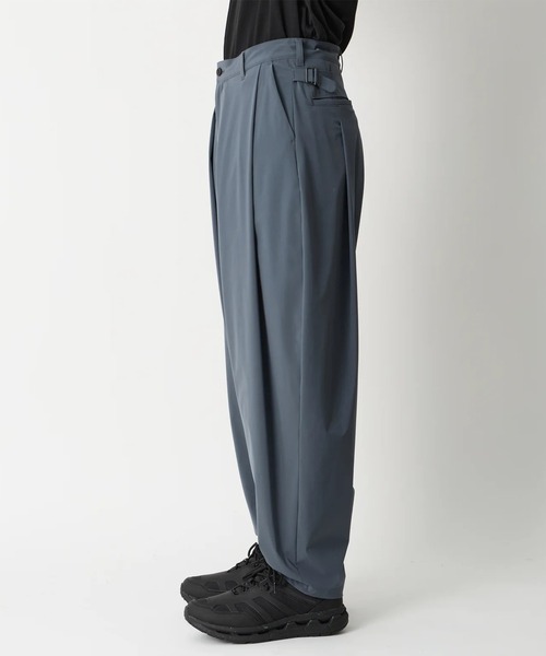 WHITE MOUNTAINEERING（ホワイトマウンテニアリング）の「【White Mountaineering/ホワイトマウンテニアリング】8 TUCK WIDE TAPERED PANTS（その他パンツ・メンズ・ブラック/チャコールグレー・2/1/0）」の4枚目の写真