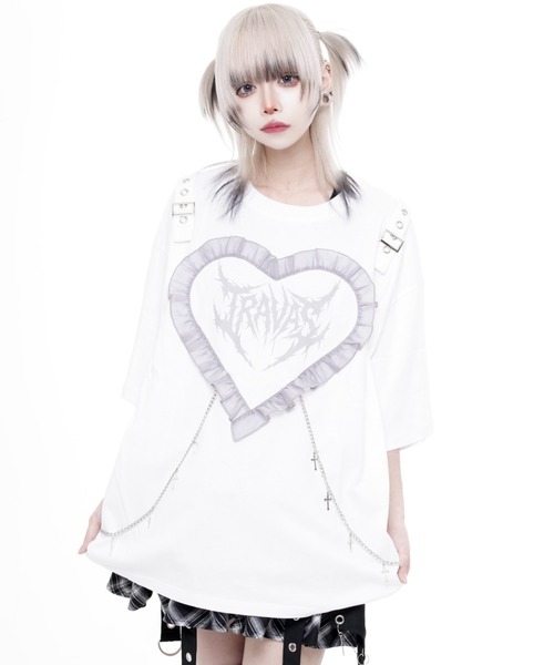 TRAVAS TOKYO(トラバス トウキョウ)の「『TRAVAS TOKYO/トラバス トーキョー』チェーン付きハートフリルTシャツ(Tシャツ/カットソー・レディース・ホワイト/ブラック・FREE)」の2枚目の写真