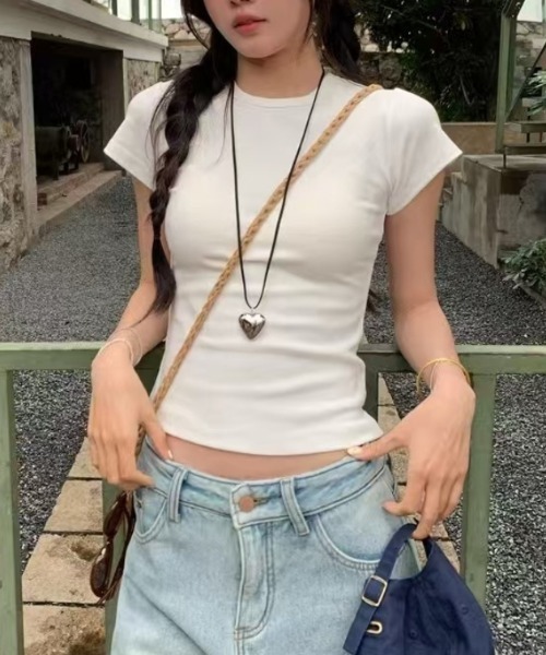 Vipoa(ヴィポア)の「simple slim tee(Tシャツ/カットソー・レディース・ブラック/イエロー/レッド/ホワイト/グレー・FREE)」の1枚目の写真