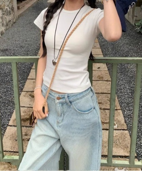 Vipoa(ヴィポア)の「simple slim tee(Tシャツ/カットソー・レディース・ブラック/イエロー/レッド/ホワイト/グレー・FREE)」の7枚目の写真