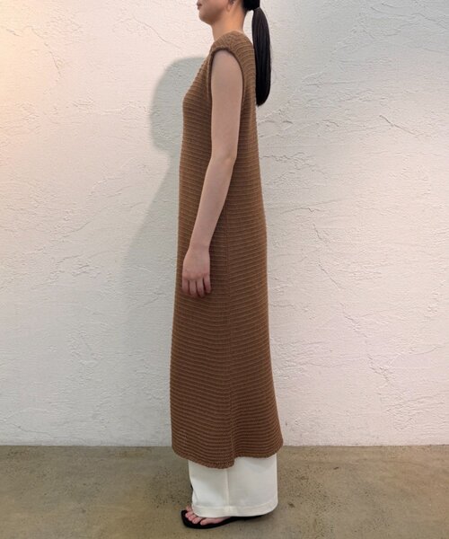 LOUNGEDRESS(ラウンジドレス)の「ハイスリットニットワンピース(ワンピース・レディース・キャメル/ブラック・FREE)」の11枚目の写真