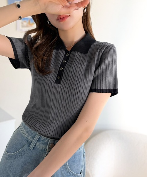 mily bilet(ミウィビレット)の「【mily bilet】オン・オフ使えて、華奢見えも。金縁ボタン使いバイカラーリブポロニット(半袖)(ポロシャツ・レディース・ピンク/チャコール/イエロー・LARGE/MEDIUM/SMALL/X-LARGE)」の4枚目の写真
